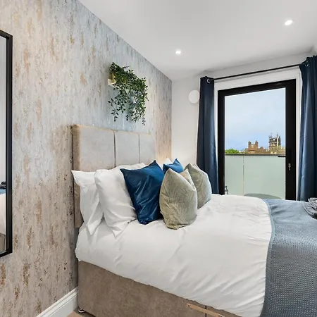 Peaceful Retreat With Balcony - Sleeps 9 Apartment London