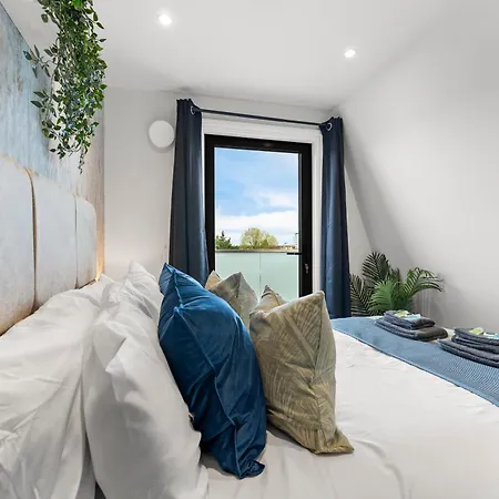Peaceful Retreat With Balcony - Sleeps 9 *