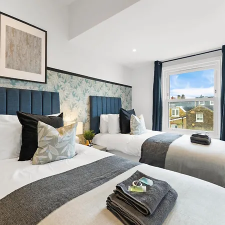 Peaceful Retreat With Balcony - Sleeps 9 Apartment
