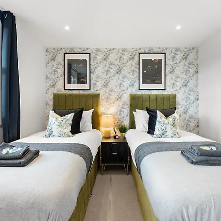 Peaceful Retreat With Balcony - Sleeps 9 *