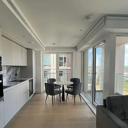 Luxury 2 Bed 2 Bath Modern Flat In White * London