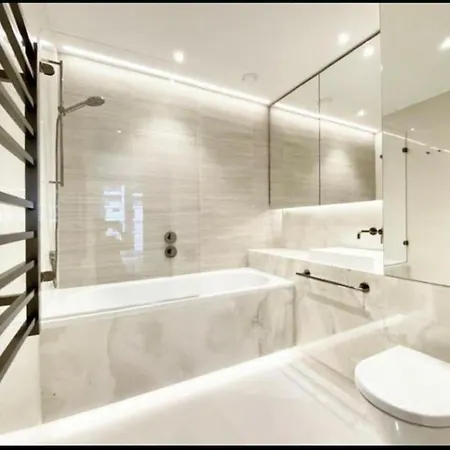 Luxury 2 Bed 2 Bath Modern Flat In White London
