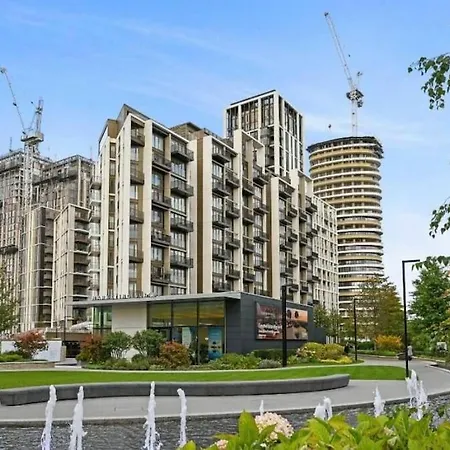Luxury 2 Bed 2 Bath Modern Flat In White