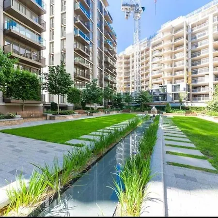 Luxury 2 Bed 2 Bath Modern Flat In White London