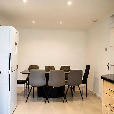 Modern 3 Bedroom House In Finchley *