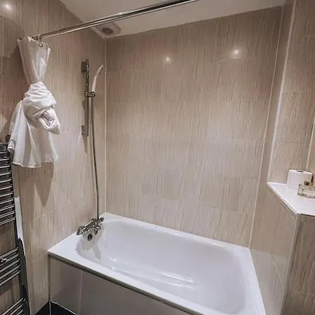 Modern 2 Bedroom Flat In Balham *