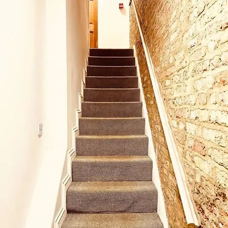 Modern 2 Bedroom Flat In Balham