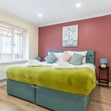 Holiday home Hayes - Easy Links To Lhr And London Northolt (Greater London)
