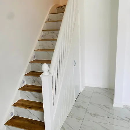 Inviting 4-bed House In Leeds Holiday home