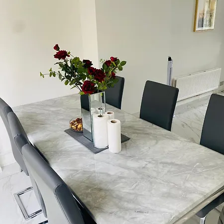 Holiday home Inviting 4-bed House In Leeds New Malden