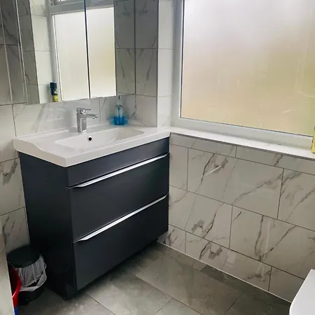 Inviting 4-bed House In Leeds Holiday home