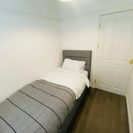 Inviting 4-bed House In Leeds