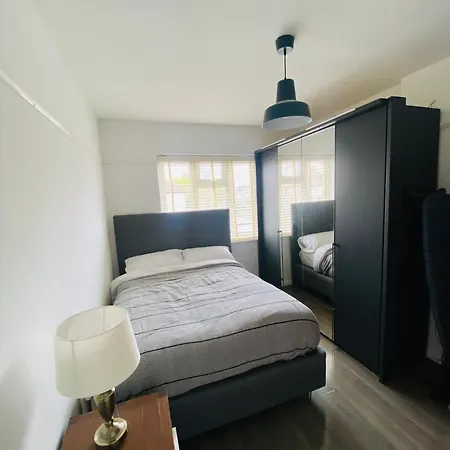 Inviting 4-bed House In Leeds *