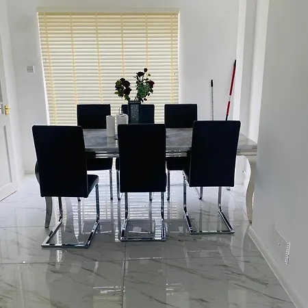 Inviting 4-bed House In Leeds New Malden