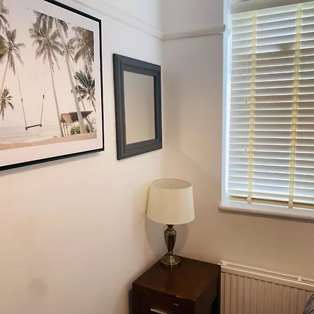 Inviting 4-bed House In Leeds * New Malden