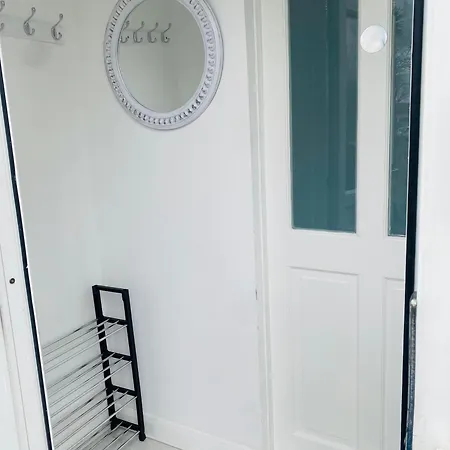 Inviting 4-bed House In Leeds Holiday home New Malden