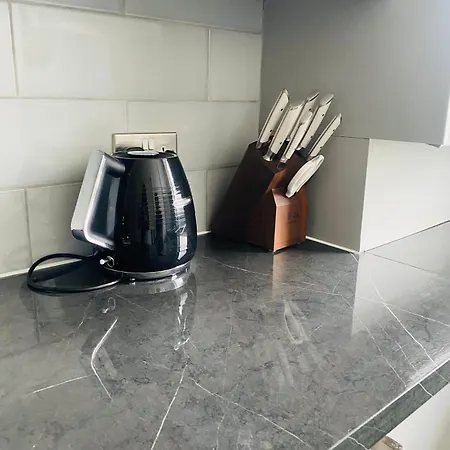 Inviting 4-bed House In Leeds * New Malden