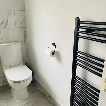 Inviting 4-bed House In Leeds Holiday home New Malden
