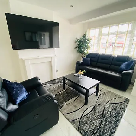 Holiday home Inviting 4-bed House In Leeds