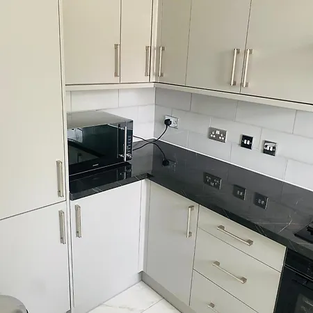 Inviting 4-bed House In Leeds Holiday home *