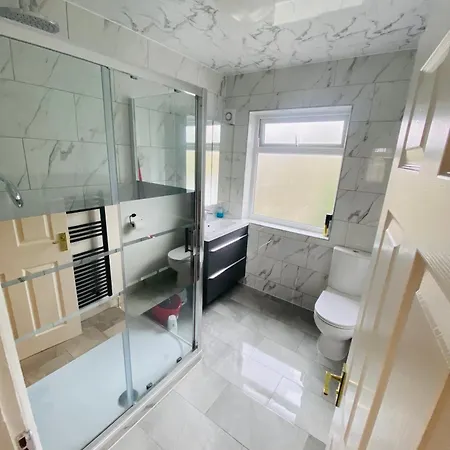 Holiday home Inviting 4-bed House In Leeds