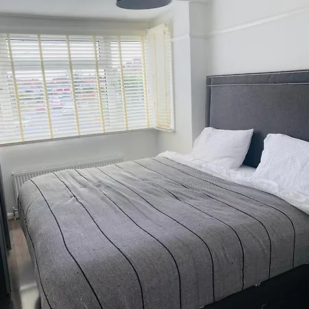 Holiday home Inviting 4-bed House In Leeds