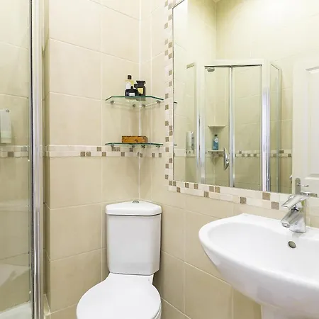 Small Sun Lit Studio Minutes From Kings Cross Station * London