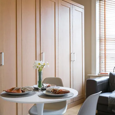 Small Sun Lit Studio Minutes From Kings Cross Station Apartment *