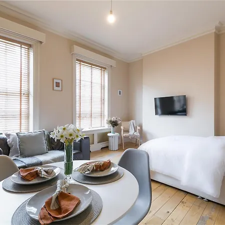 Small Sun Lit Studio Minutes From Kings Cross Station *