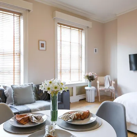 Small Sun Lit Studio Minutes From Kings Cross Station Apartment London