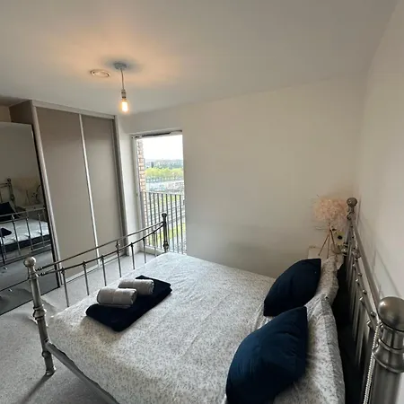 Luxury 3 Bedroom Flat In Stratford, London