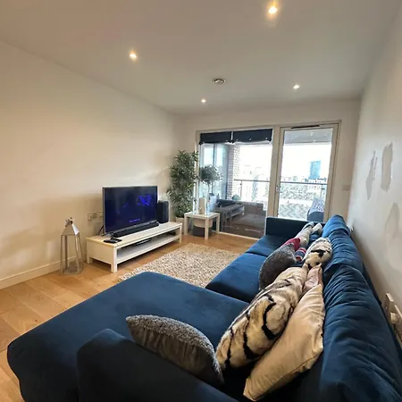 Luxury 3 Bedroom Flat In Stratford, Apartment London