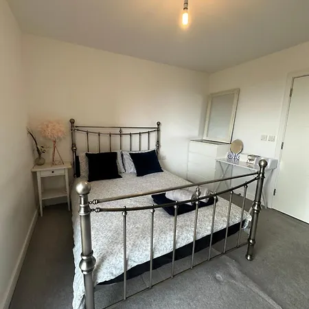 Luxury 3 Bedroom Flat In Stratford, *