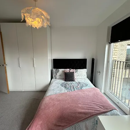 Luxury 3 Bedroom Flat In Stratford, Apartment London