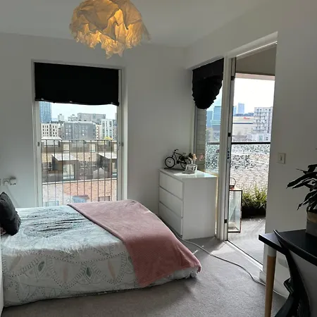 Luxury 3 Bedroom Flat In Stratford, Apartment London