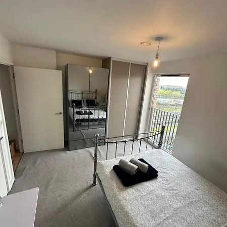 Luxury 3 Bedroom Flat In Stratford, London