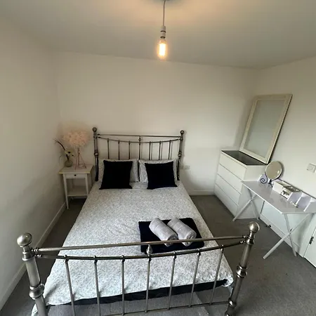 Luxury 3 Bedroom Flat In Stratford, Apartment London