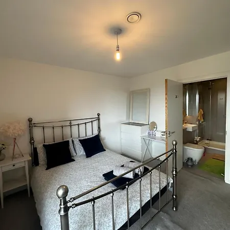 Luxury 3 Bedroom Flat In Stratford, London