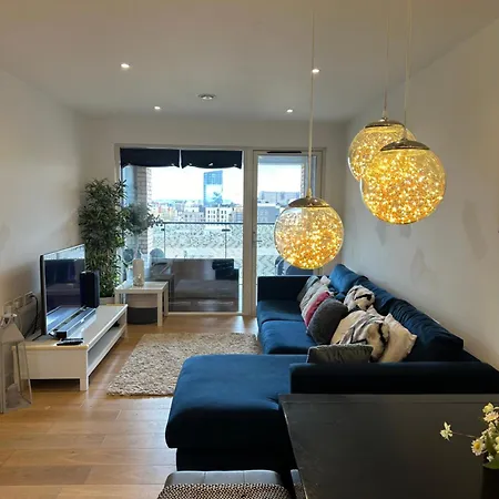 Luxury 3 Bedroom Flat In Stratford, London