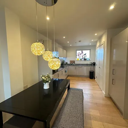 Luxury 3 Bedroom Flat In Stratford,