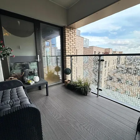 Luxury 3 Bedroom Flat In Stratford, Apartment *