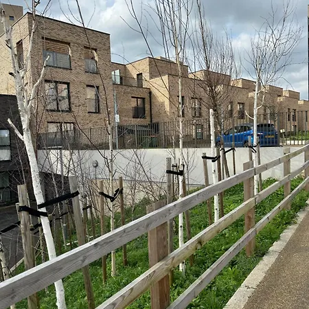 Luxury 3 Bedroom Flat In Stratford,
