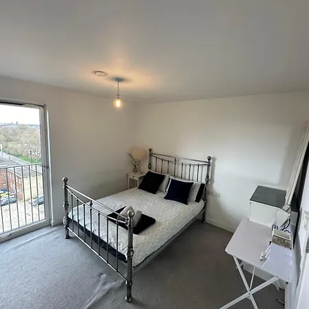Luxury 3 Bedroom Flat In Stratford, London