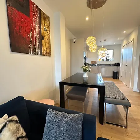 Luxury 3 Bedroom Flat In Stratford, Apartment London