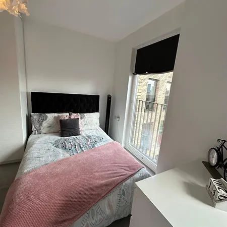 Luxury 3 Bedroom Flat In Stratford, London