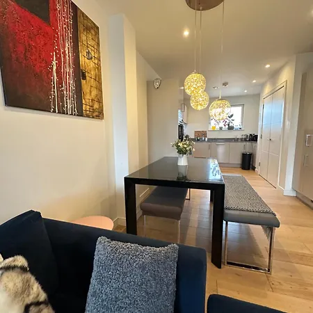 Luxury 3 Bedroom Flat In Stratford, London
