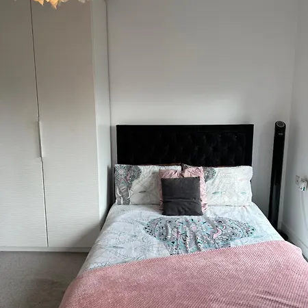Luxury 3 Bedroom Flat In Stratford, *