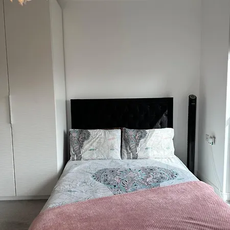 Luxury 3 Bedroom Flat In Stratford, Apartment London