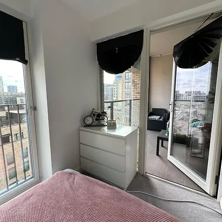 Luxury 3 Bedroom Flat In Stratford, London