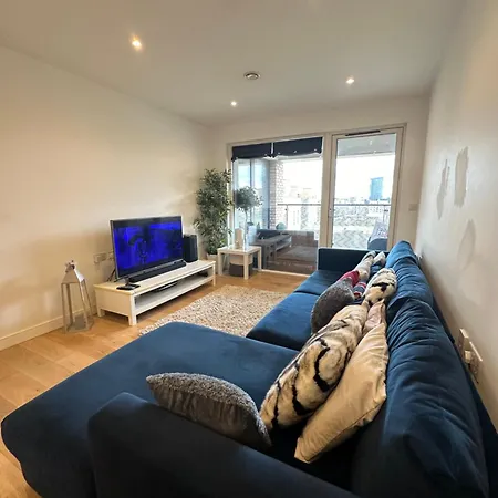 Luxury 3 Bedroom Flat In Stratford, *